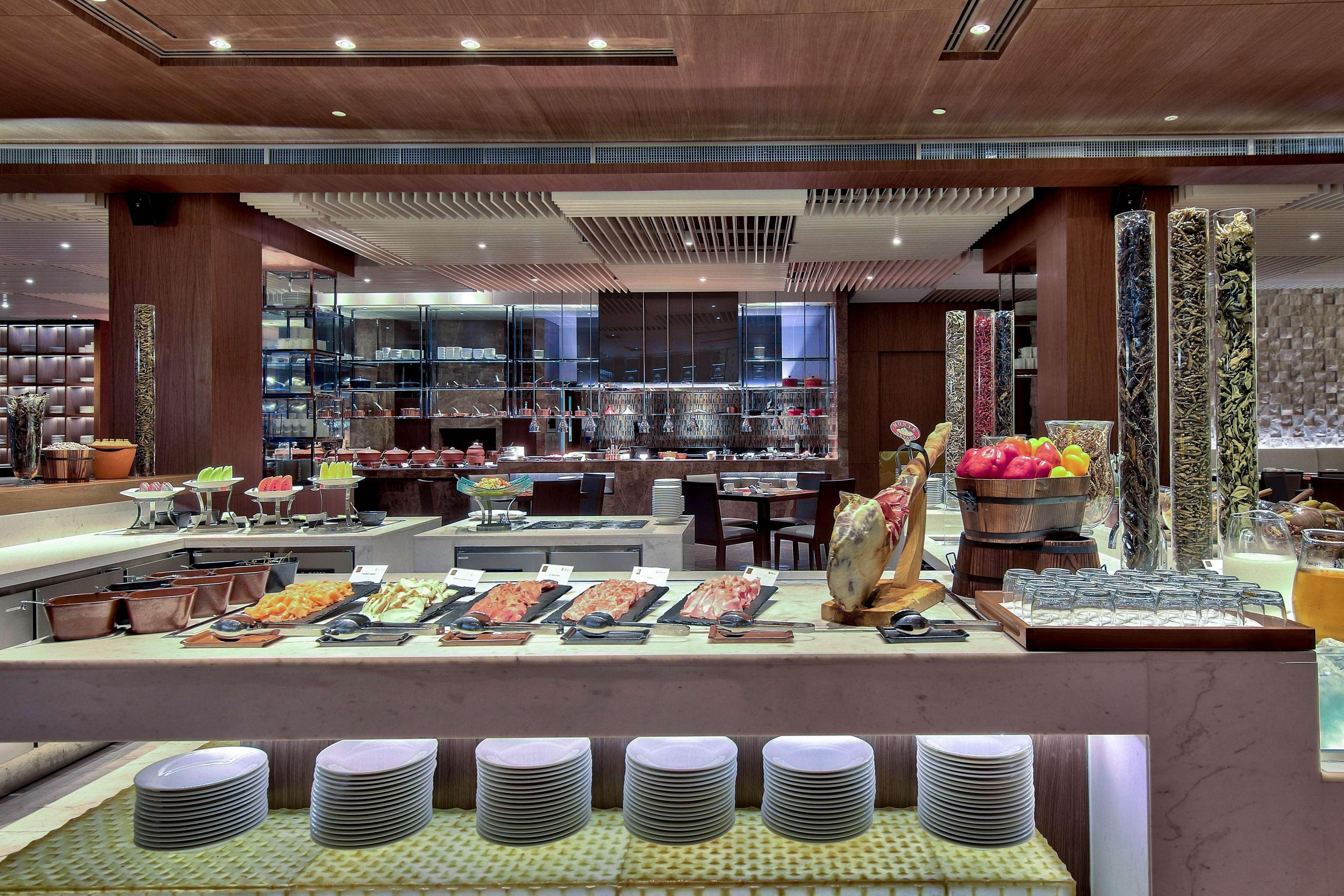 Radisson Blu Plaza Bangkok Hotel Exterior photo The buffet at the hotel