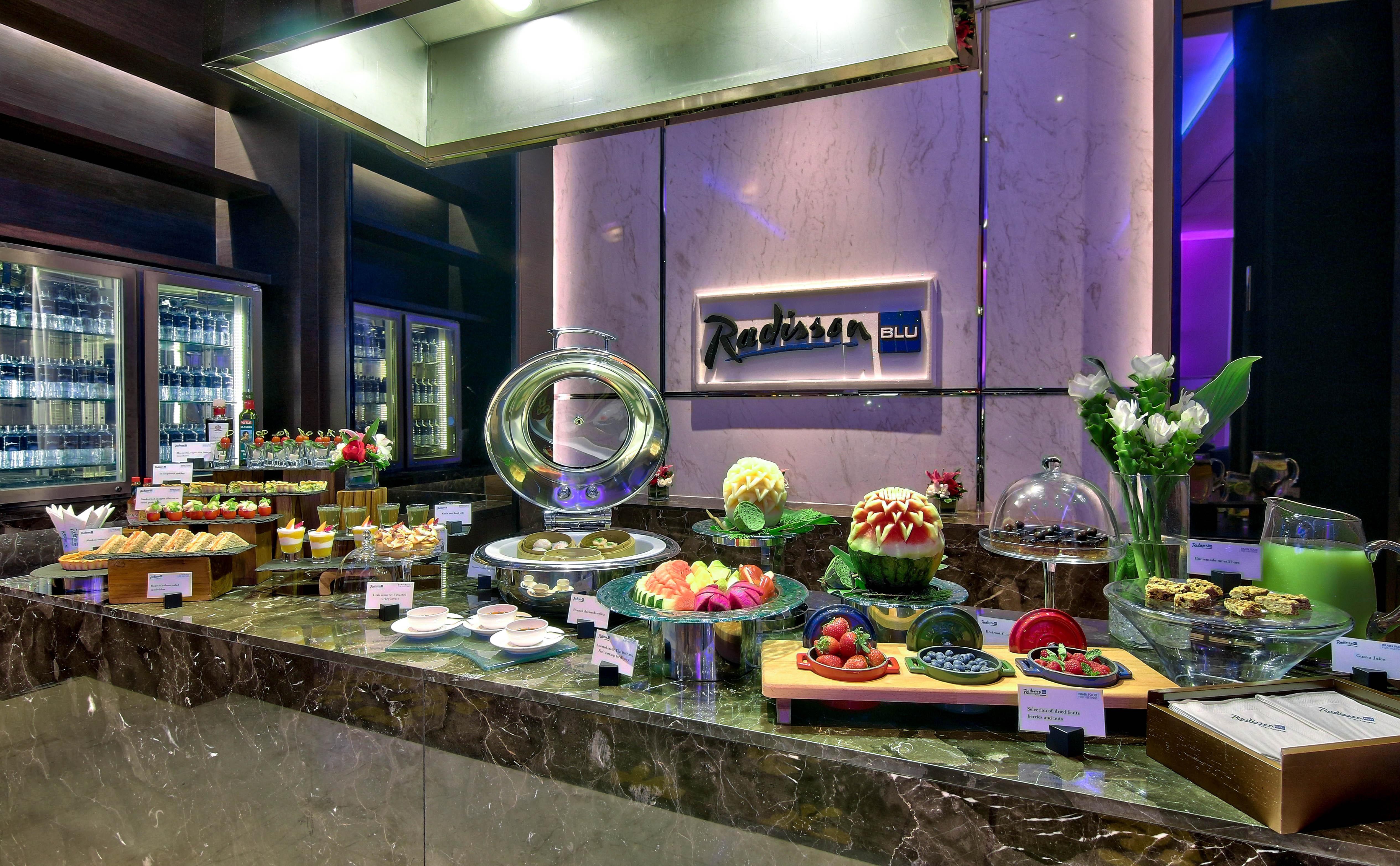 Radisson Blu Plaza Bangkok Hotel Exterior photo The dessert counter at the lounge