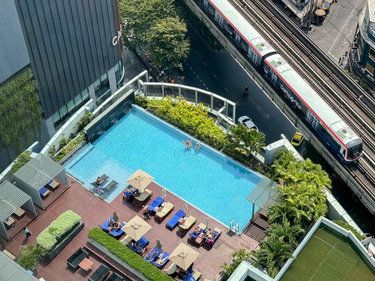 Radisson Blu Plaza Bangkok Hotel Exterior photo The swimming pool at the hotel