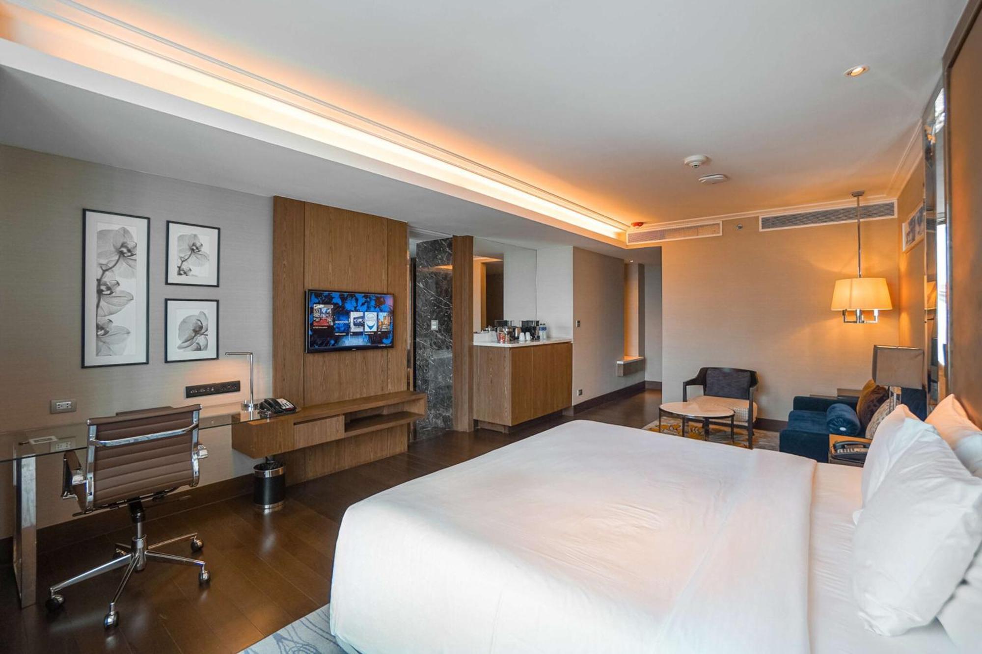 Radisson Blu Plaza Bangkok Hotel Exterior photo